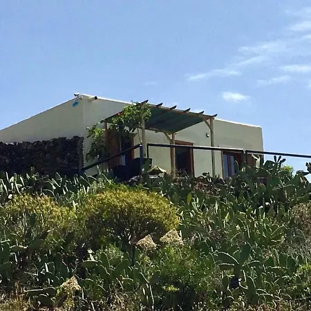 Vakantiehuis Spacious House In With Terrace And Garden